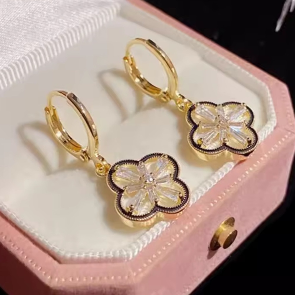 Women lucky 🍀 Gold Flower Earrings